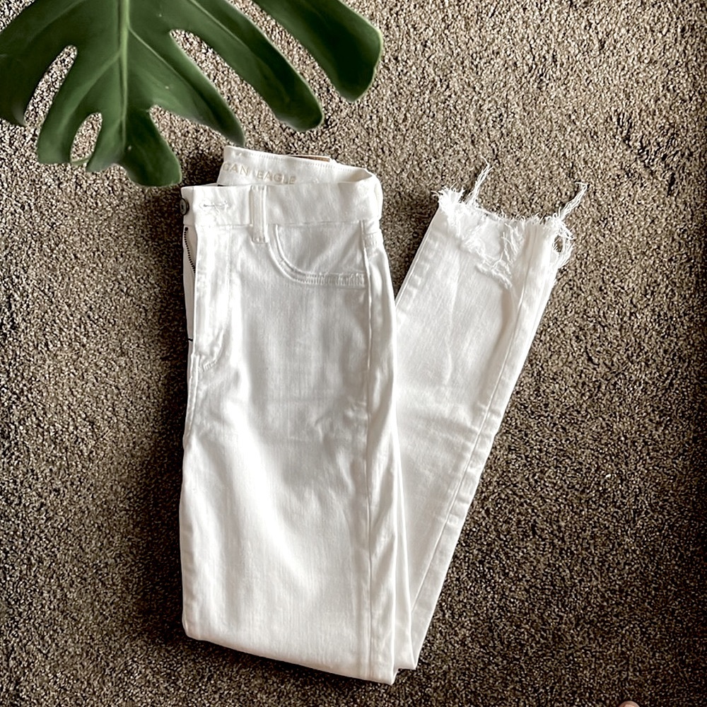 American Eagle Super high waisted white jeans cropped